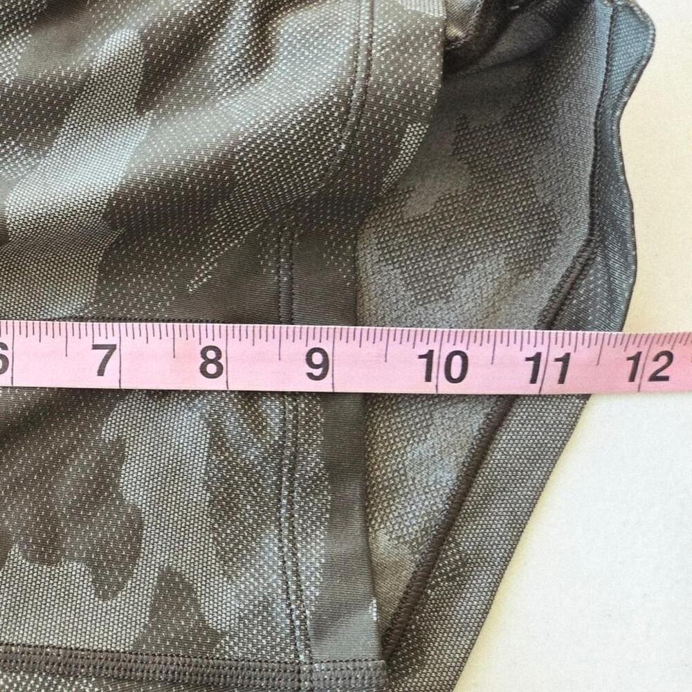 Lululemon THE short 9" unlined medium green camo - Picture 4 of 6